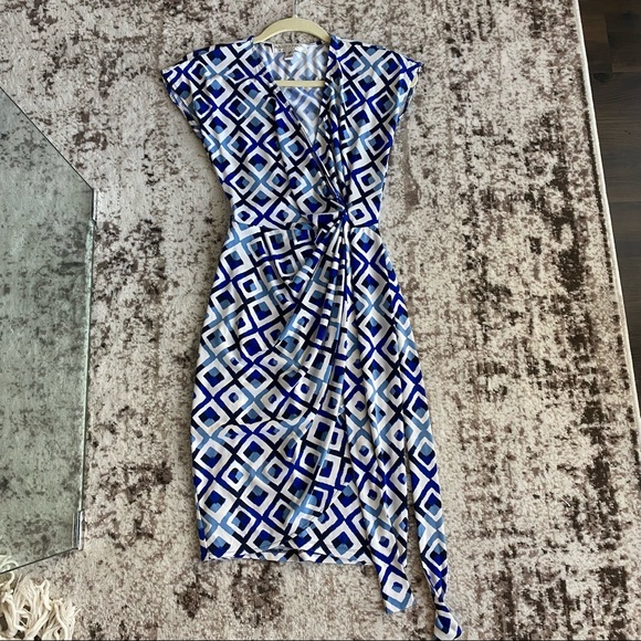 Maggy London Petites wrap dress. Size 2P. - Picture 5 of 6